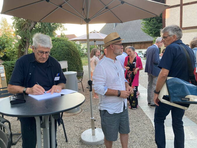 Der Ghostwriter Gotthelfs am Signieren ... Der Ghostwriter Gotthelfs am Signieren ...