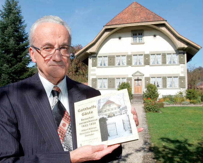 Alfred Reber vor dem Gotthelf Zentrum präsentiert sein Buch "Gotthelfs Gäste"