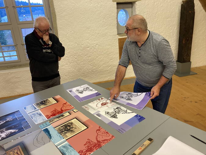 Der Grafiker erläutert sein Farbkonzept der Sonderausstellung. Der Grafiker erläutert sein Farbkonzept der Sonderausstellung.