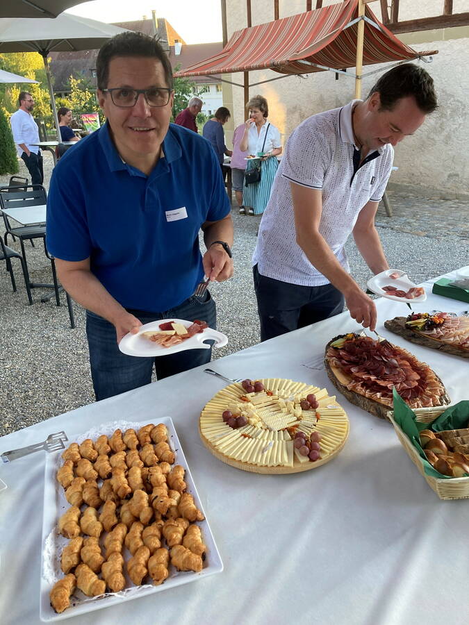 Impressionen vom Apéro: Die "BLS" am Buffet...