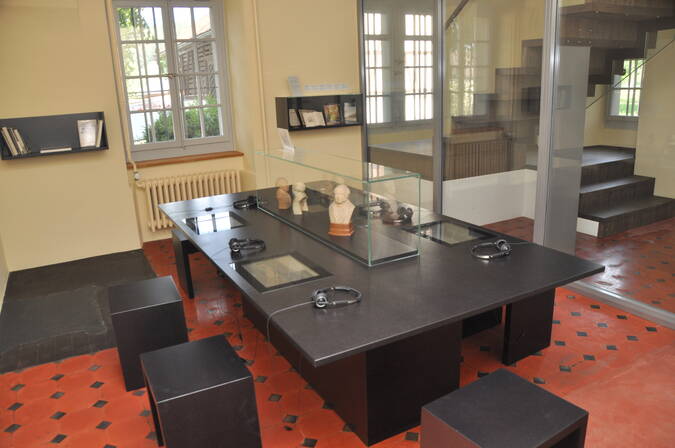 Der Medienraum mit interaktiven Flatscreens Der Medienraum mit interaktiven Flatscreens