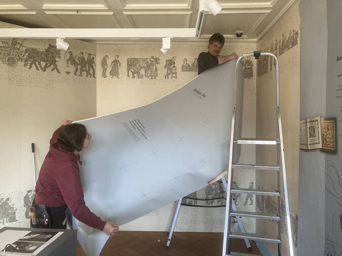 Felix und Céline Joss montieren die neuen Hintergründe für die kommende Sonderausstellung Felix und Céline Joss montieren die neuen Hintergründe für die kommende Sonderausstellung