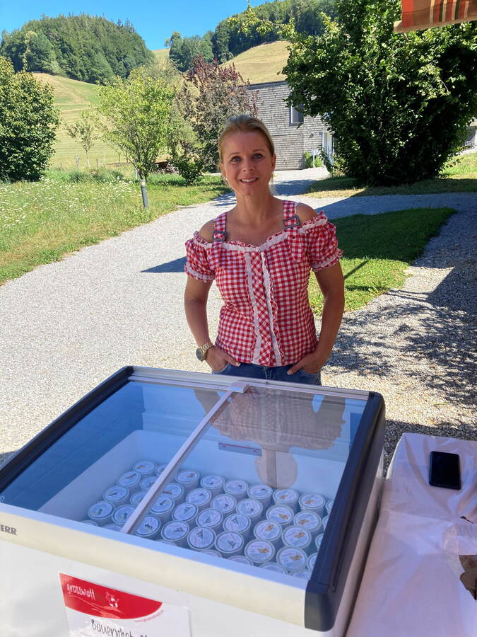 christine_mit_glacen.jpg christine_mit_glacen.jpg