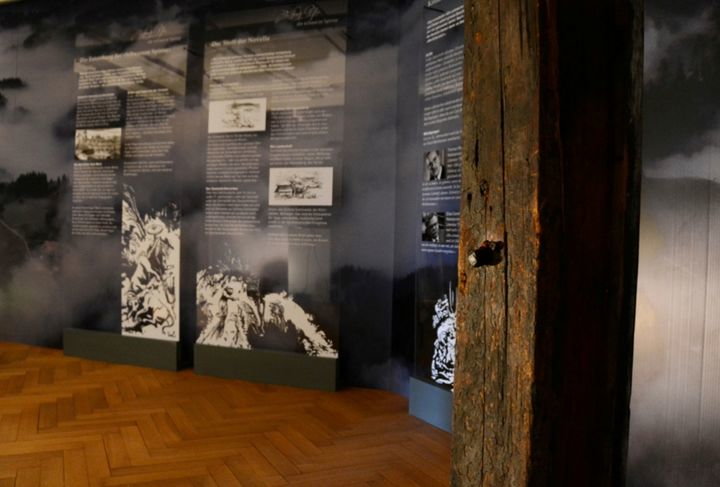 Blick in die Sonderausstellung "Die Schwarze Spinne" mit dem markanten "Bystal" Blick in die Sonderausstellung "Die Schwarze Spinne" mit dem markanten "Bystal"