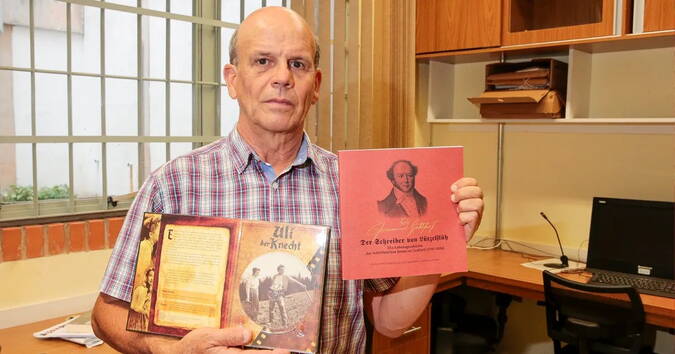 Prof. Mazzari mit DVD und "Schreiber" Prof. Mazzari mit DVD und "Schreiber"
