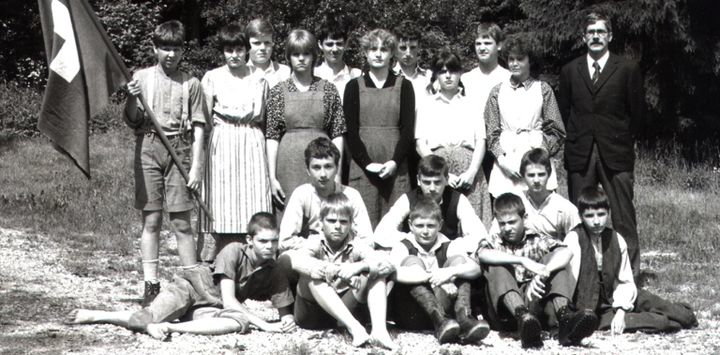 Szenenbild "Woanders sollt ihr stiller sein": Klassenfoto der Schulklasse der Sekundarschule Lützelflüh, Jahrgang 1970 - im Stil der 1940er-Jahre. 