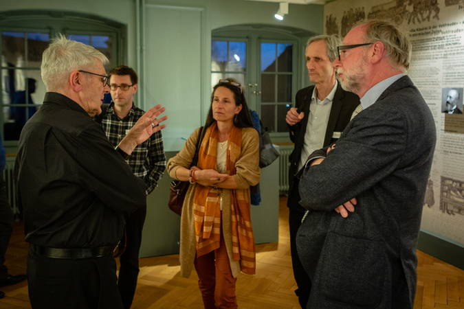 Diskussionen im Ausstellungsraum Diskussionen im Ausstellungsraum