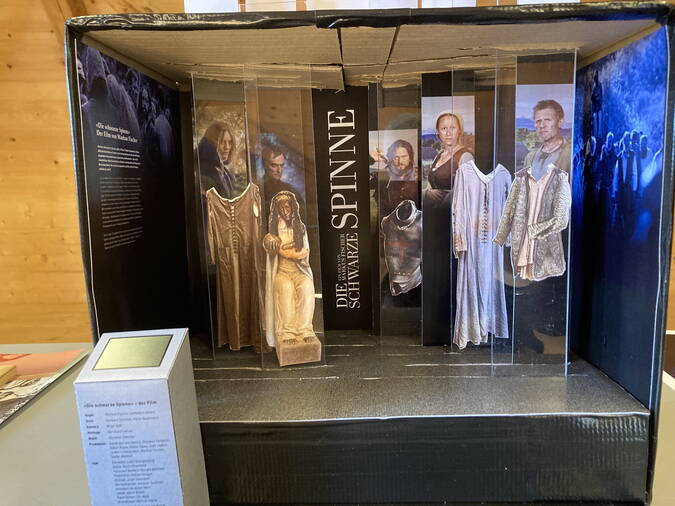 So könnte der Ausstellungs-Teil zum Film "Die schwarze Spinne" aussehen... So könnte der Ausstellungs-Teil zum Film "Die schwarze Spinne" aussehen...
