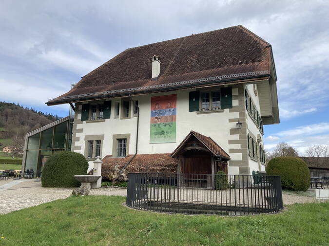 Gotthelf Zentrum mit Werbebanner