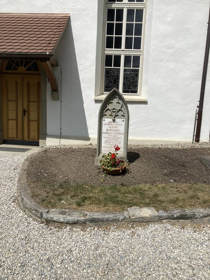 Gotthelfs Grabstein - ohne Blumen und Sträucher, ohne Traueresche: Ein trauriger Anblick