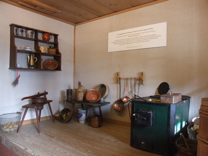 Wie zu Gotthelfs Zeiten: Küchengeräte der Wechselausstellung im Spycher - kuratiert von Verena Hofer. Wie zu Gotthelfs Zeiten: Küchengeräte der Wechselausstellung im Spycher - kuratiert von Verena Hofer.