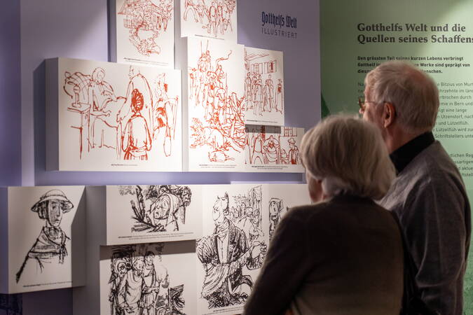 Interessierte Besucher der Sonderausstellung