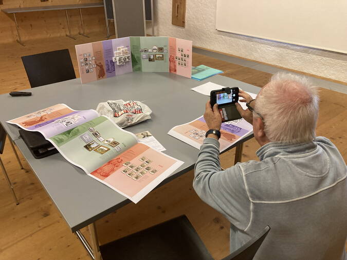 Heinrich Schütz fotografiert das 3D-Modell des Ausstellungsraumes. 