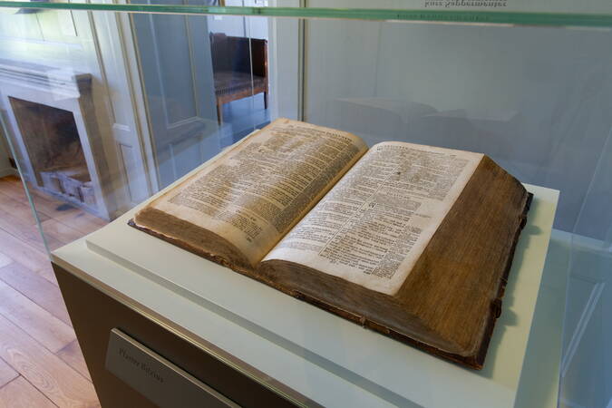 Die grosse Piscator Bibel dient Gotthelf zur Vorbereitung seiner Predigten Die grosse Piscator Bibel dient Gotthelf zur Vorbereitung seiner Predigten