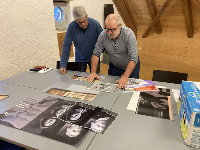 Die Brüder Eichenberger diskutieren über die Ausstellungswand zu "Kurt von Koppigen"