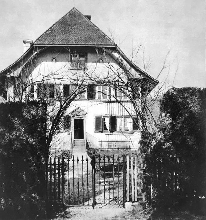 Foto des Pfarrhauses, um 1943. Foto des Pfarrhauses, um 1943.