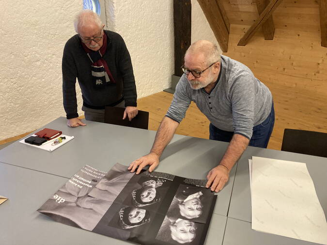 Heinrich Schütz und Kurt Eichenberger diskutieren über die Gestaltung der Porträts der Zeitgenossen Gotthelfs.