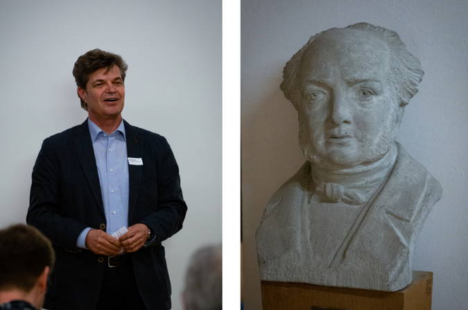 Kurt Baumann überbringt die Grüsse der Gemeinde - Albert Bitzius hinten im Saal hört mith Kurt Baumann überbringt die Grüsse der Gemeinde - Albert Bitzius hinten im Saal hört mit