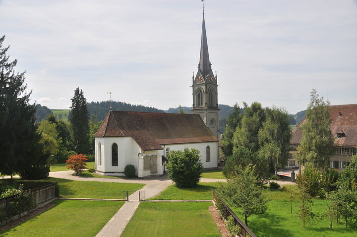 Kirche vom Pfarrhaus aus Kirche vom Pfarrhaus aus